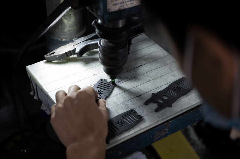 避坑指南:如何挑選一家靠譜的碳纖維板供應(yīng)商?這4點至關(guān)重要??